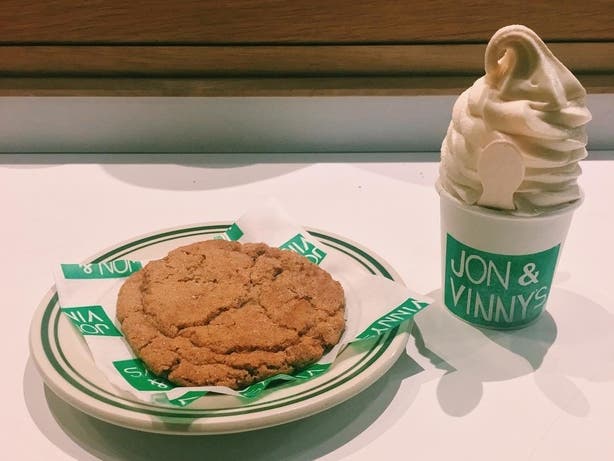 Soft serve and a cookie at Jon & Vinny's | Photo: @marismac, Instagram